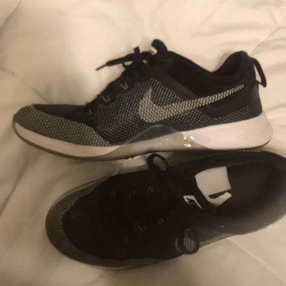 Nike shoes - Picture 2 of 3